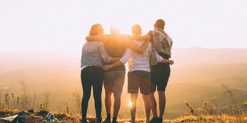 线上运动社区中球迷热烈讨论互动的场景