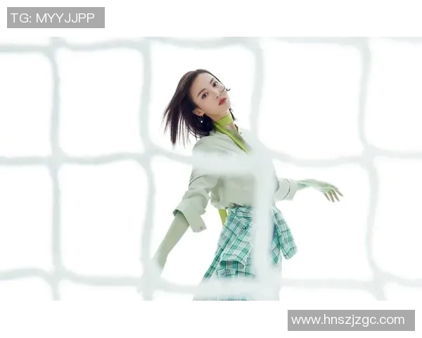 足球明星穿搭风潮过膝袜时尚写真展现运动魅力与个性风格